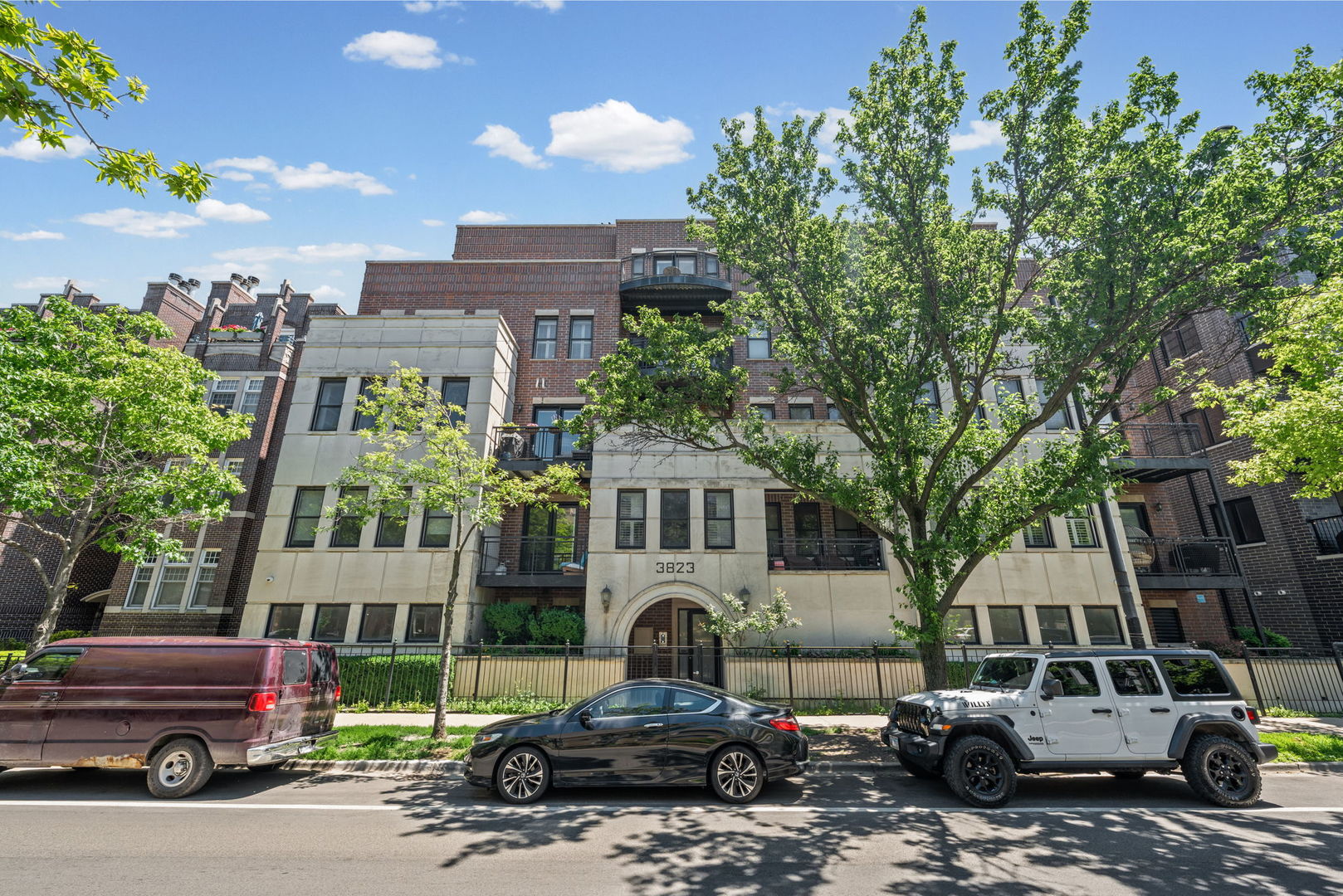 3823 N Ashland Avenue 503 Property Photo 1
