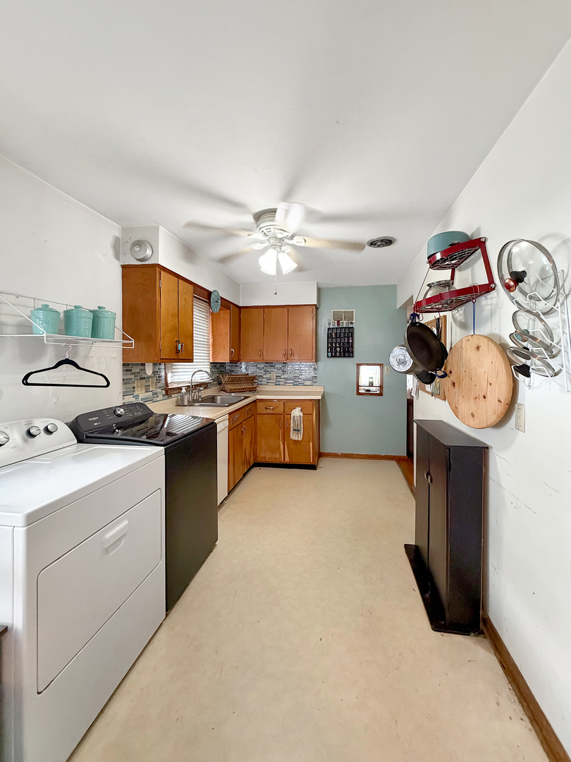 807 E Illinois Street Property Photo 6