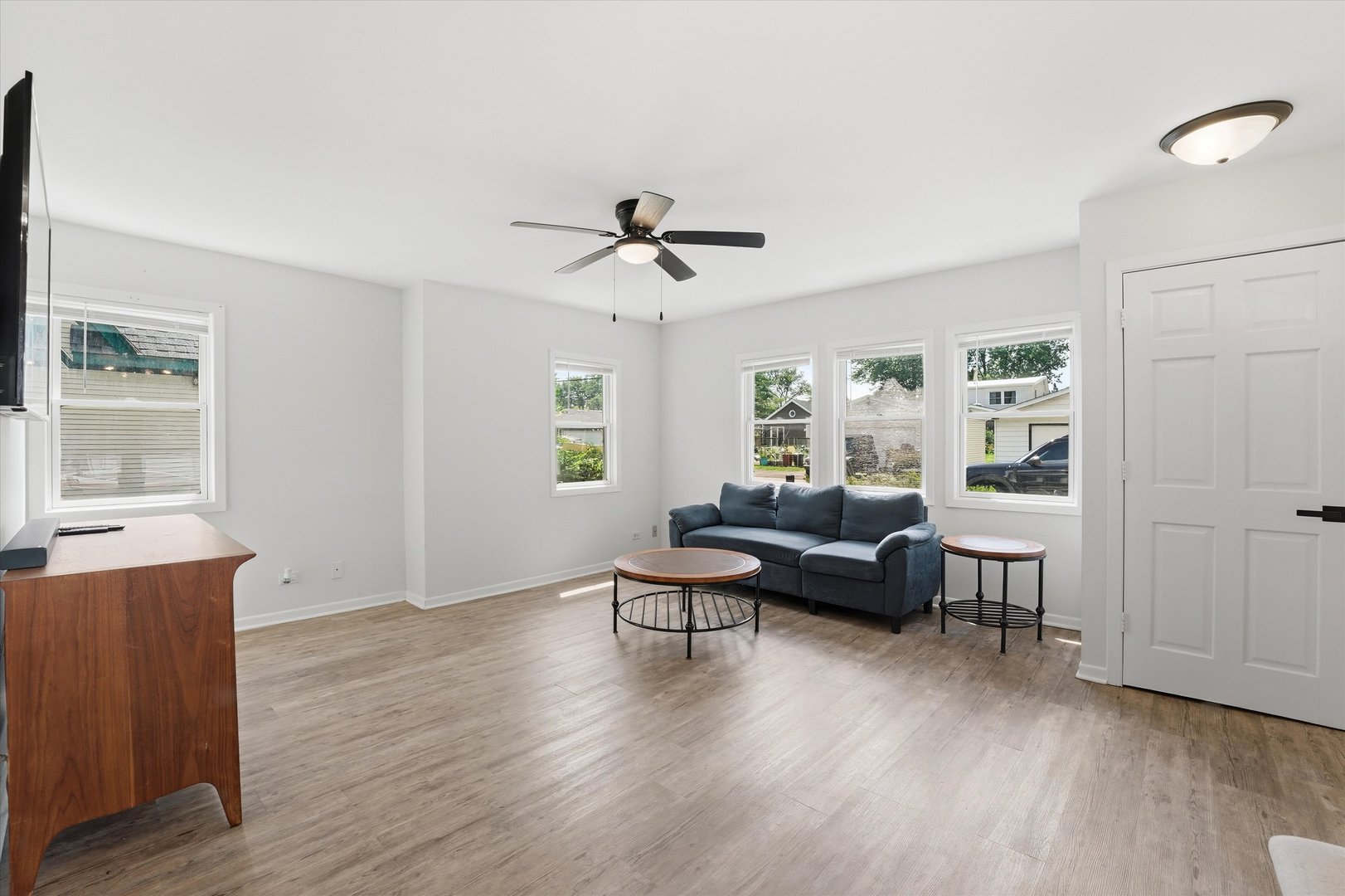 23016 W Lakeview Avenue Property Photo 9