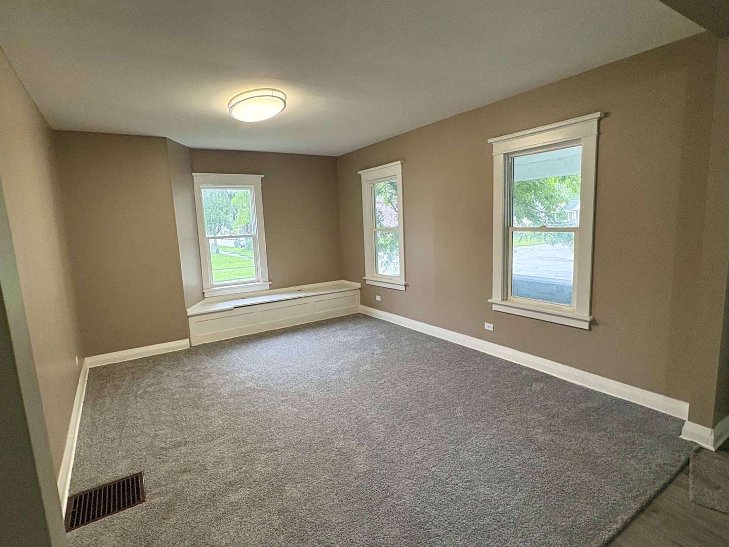 396 S Rosewood Avenue Property Photo 3