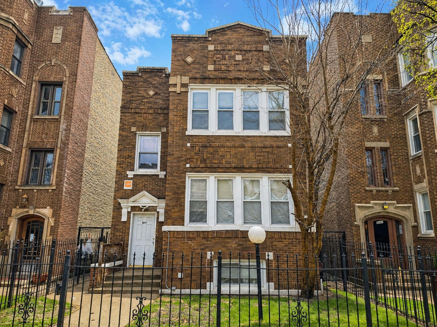 8047 S VERNON Avenue Property Photo 1