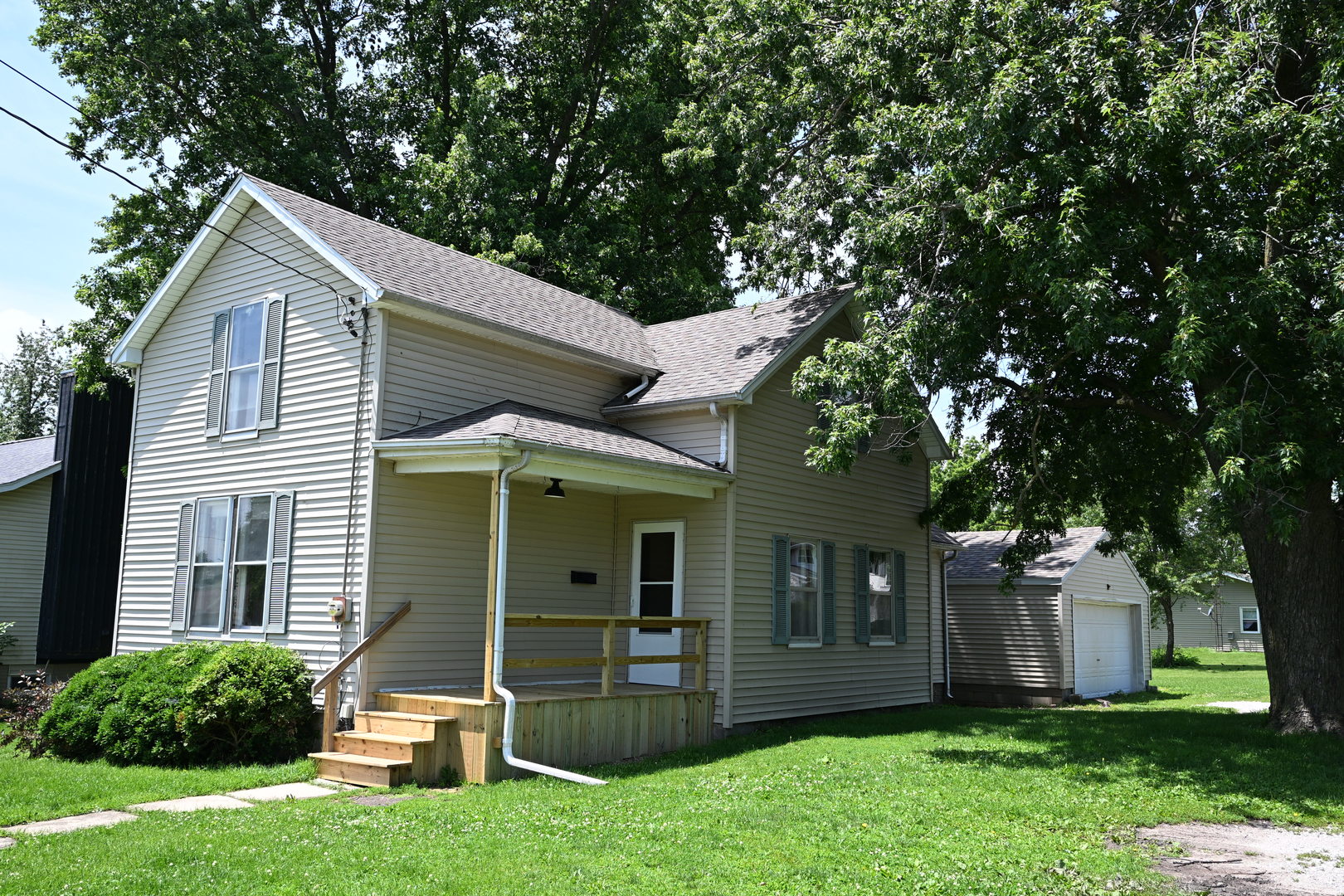 302 S Summit Street Property Photo 1