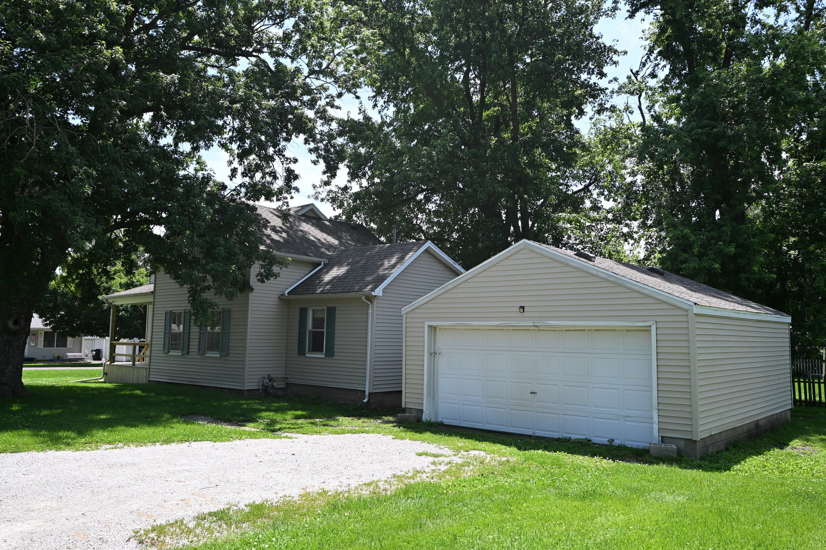302 S Summit Street Property Photo 2