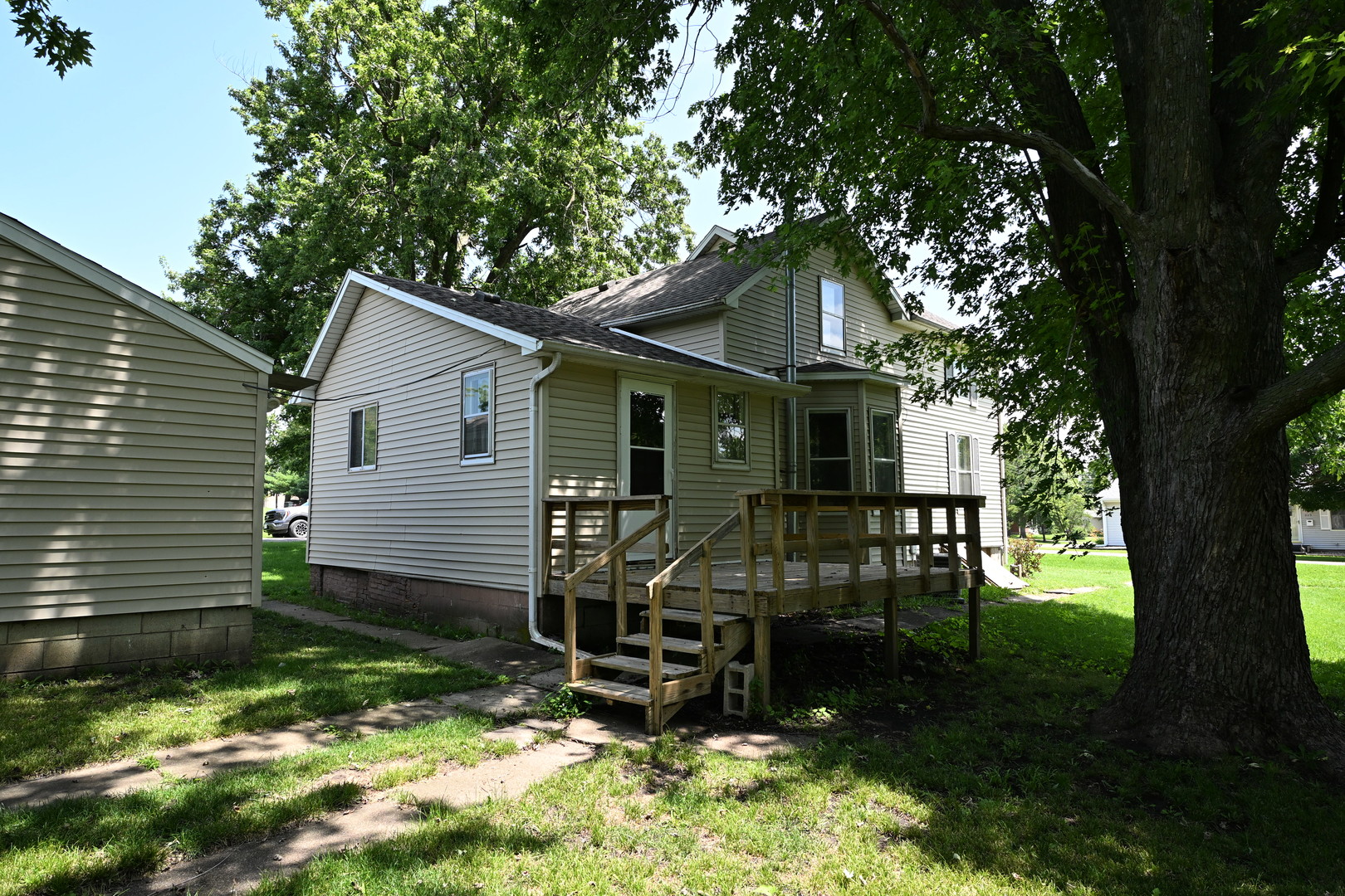 302 S Summit Street Property Photo 3
