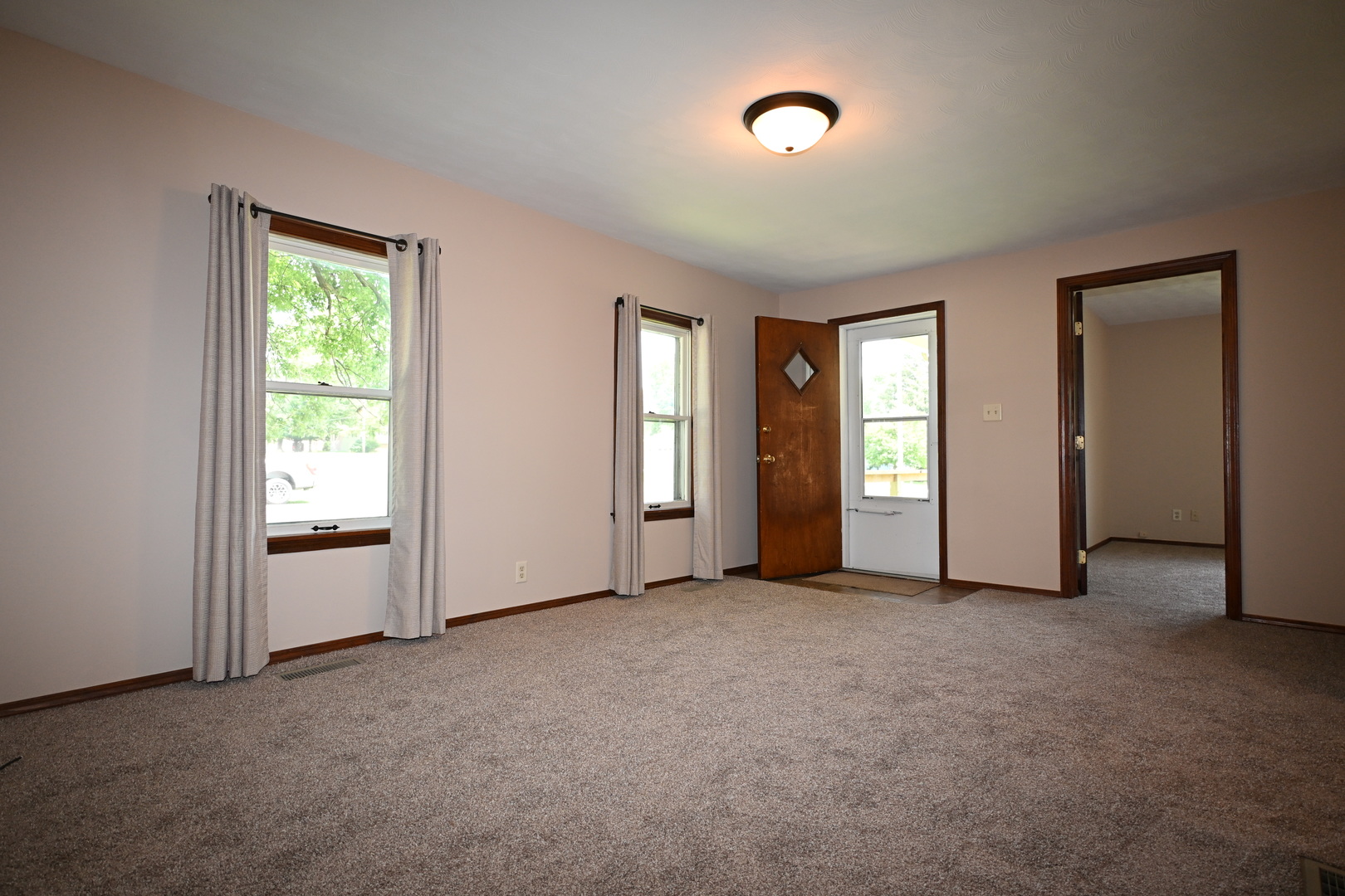 302 S Summit Street Property Photo 4