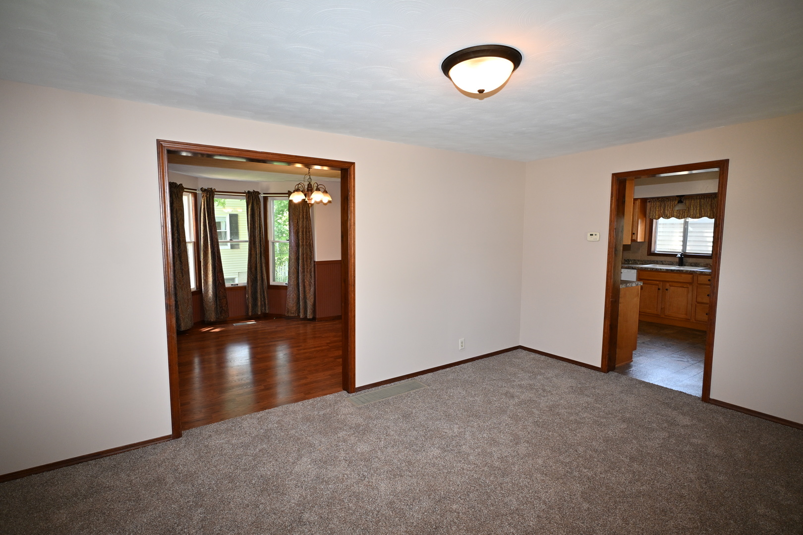 302 S Summit Street Property Photo 6