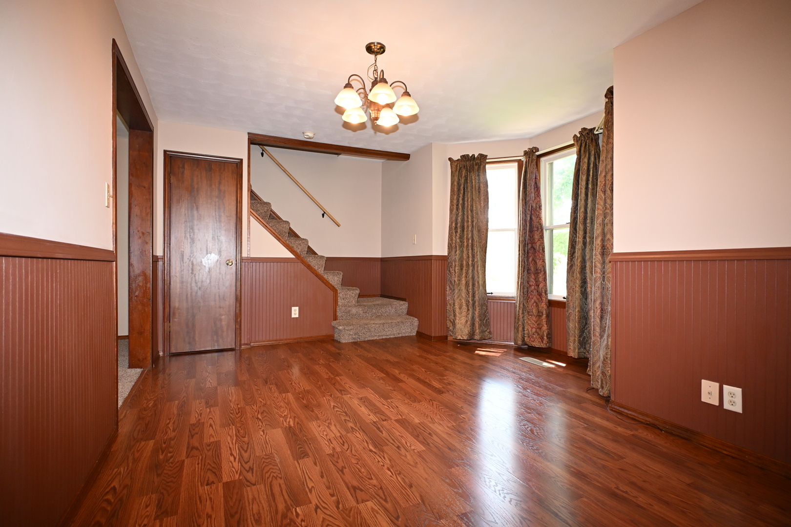 302 S Summit Street Property Photo 7