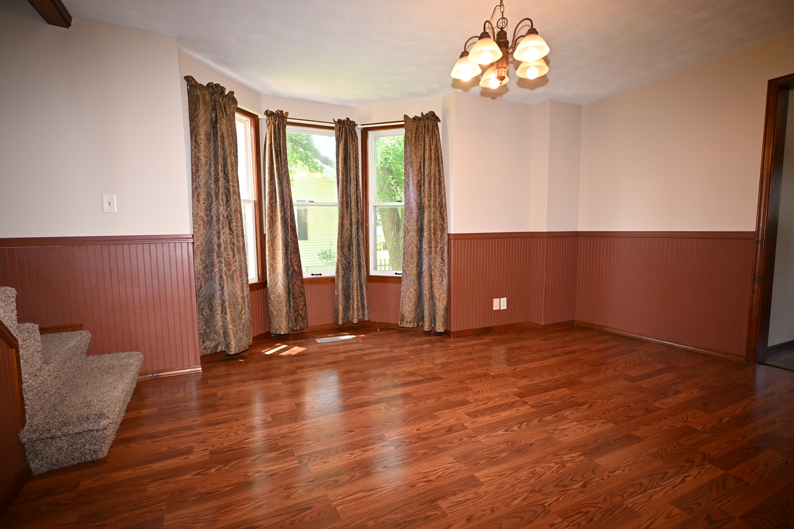 302 S Summit Street Property Photo 8