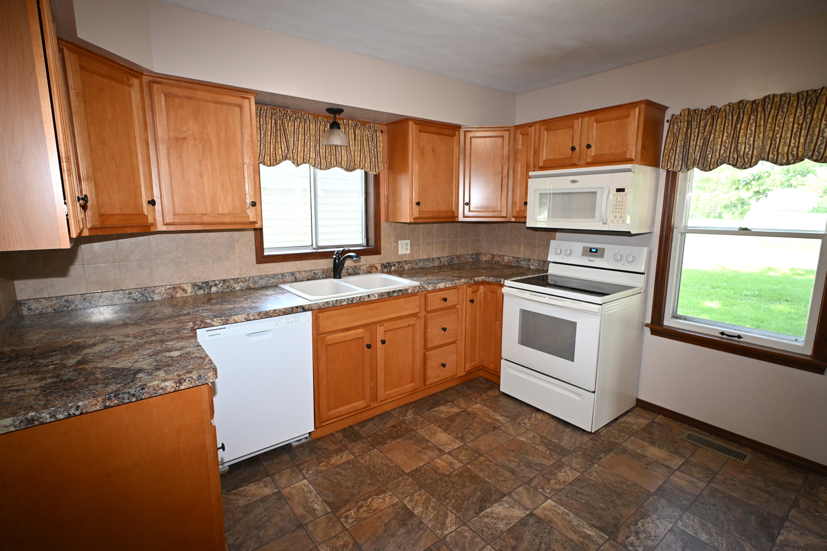 302 S Summit Street Property Photo 9