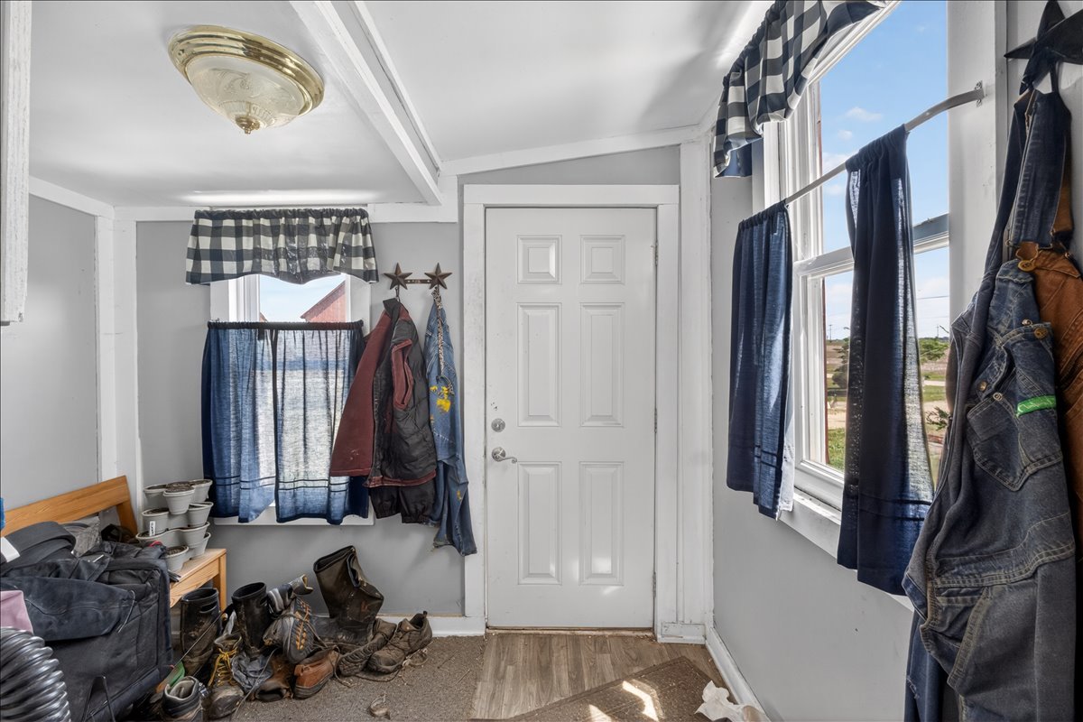 10112 E High Road Property Photo 6