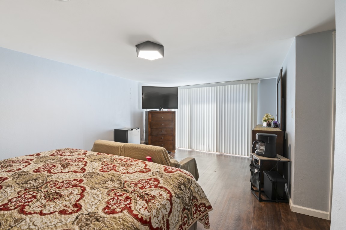12617 Ventura Boulevard Property Photo 28