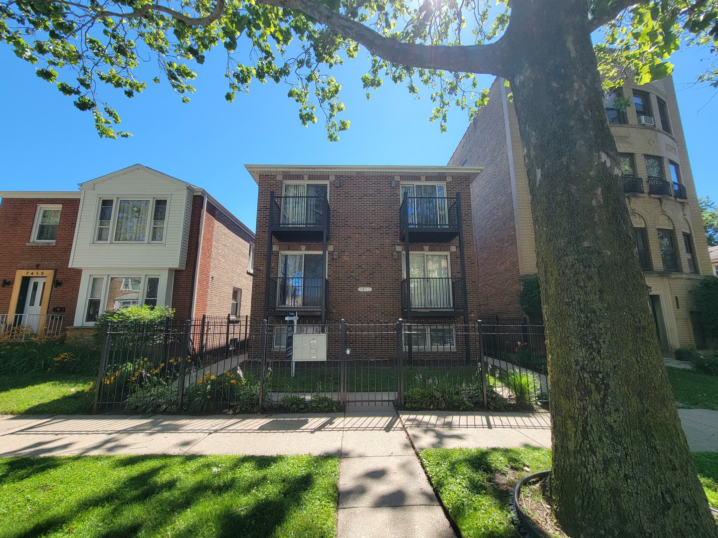 7411 N CLAREMONT Avenue 2W Property Photo 1