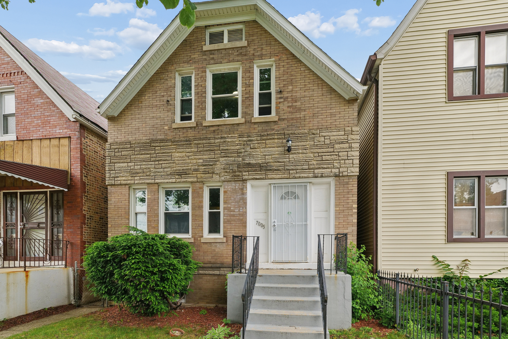 7005 S Eberhart Avenue Property Photo 1