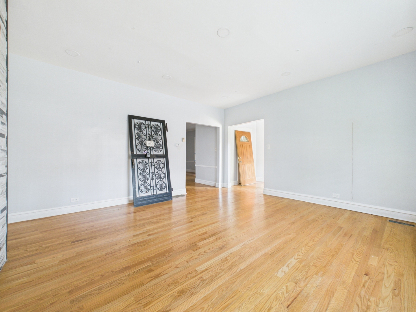 7826 S Paxton Avenue Property Photo 4