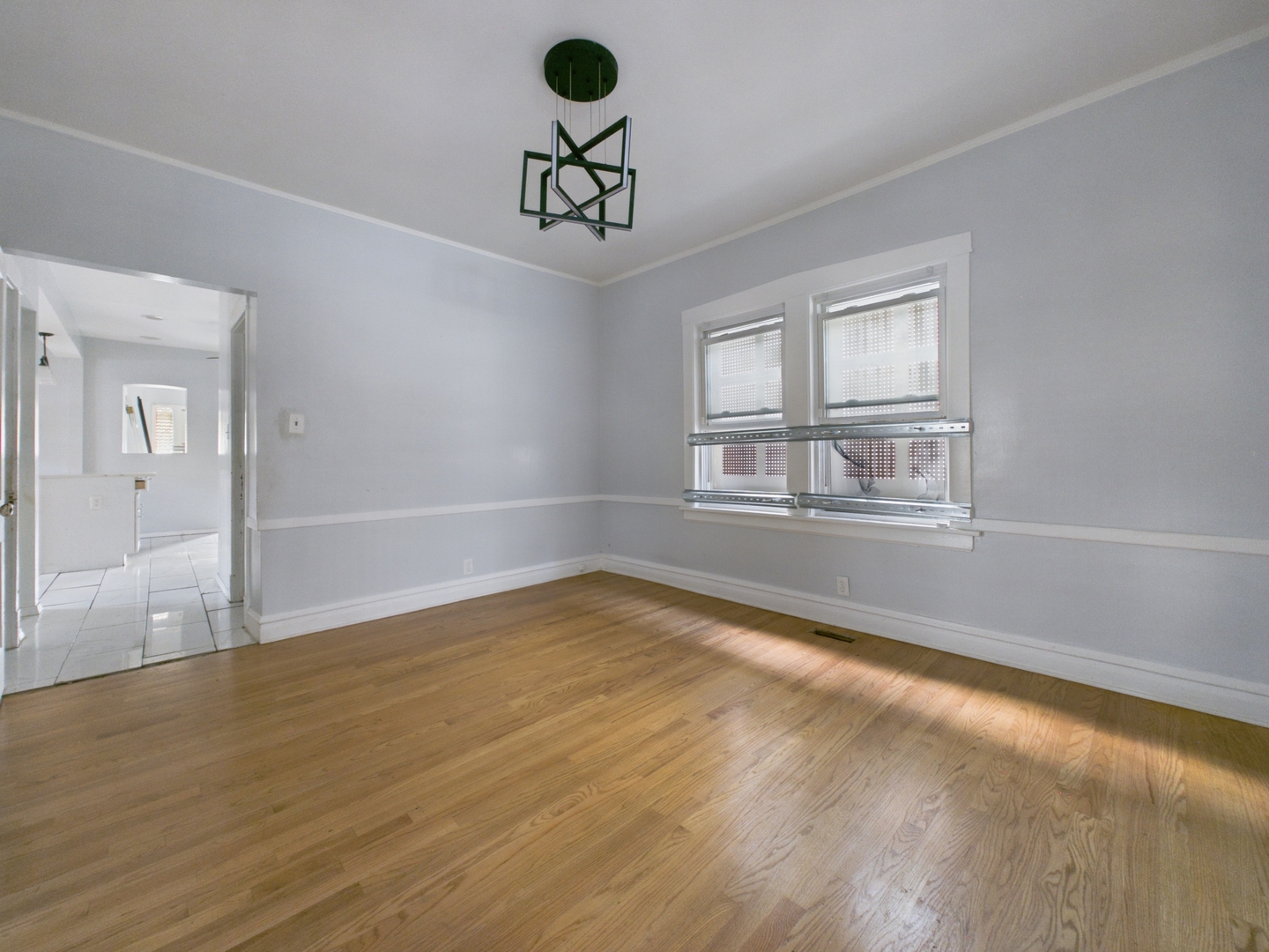 7826 S Paxton Avenue Property Photo 5