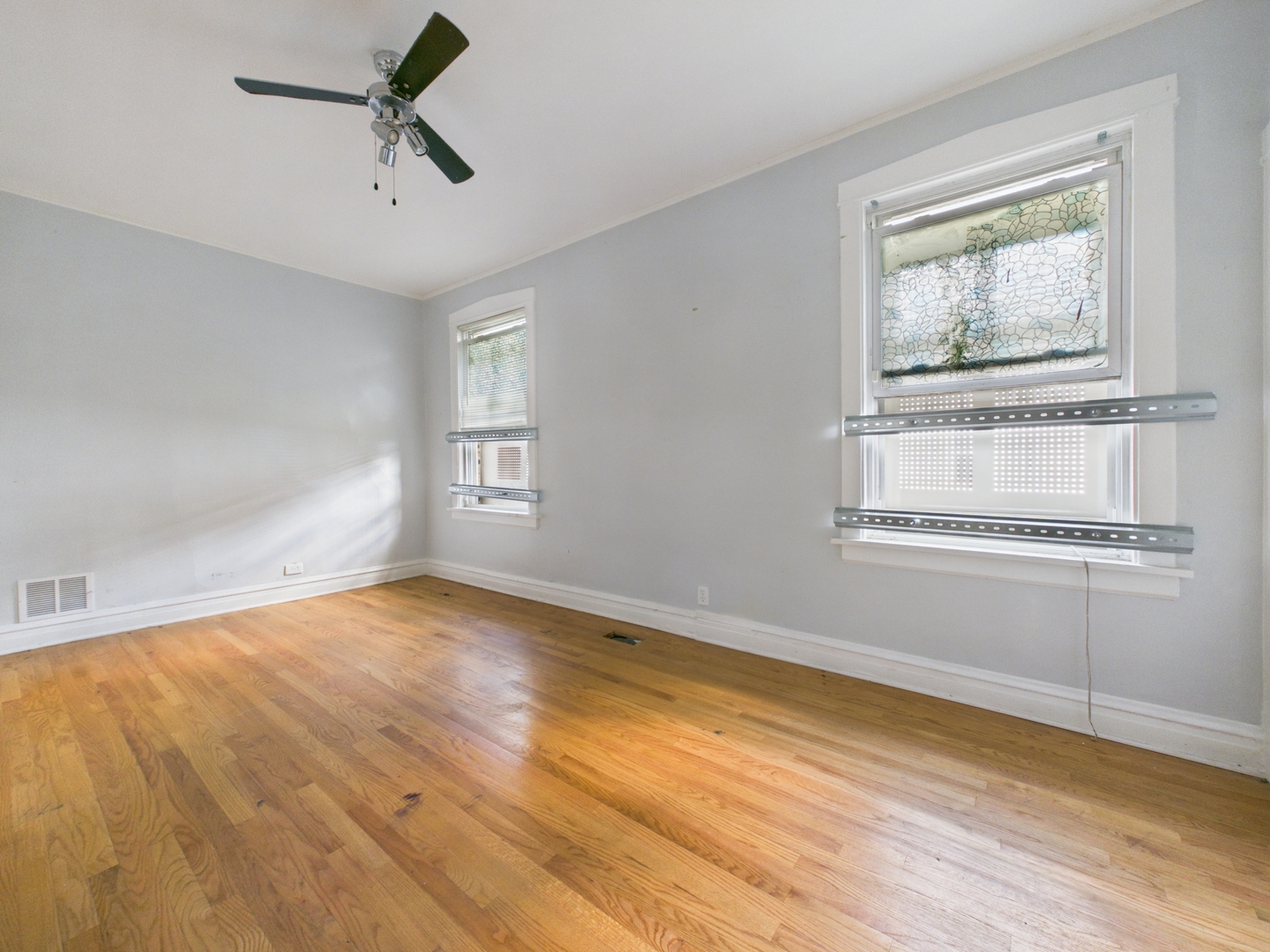 7826 S Paxton Avenue Property Photo 7