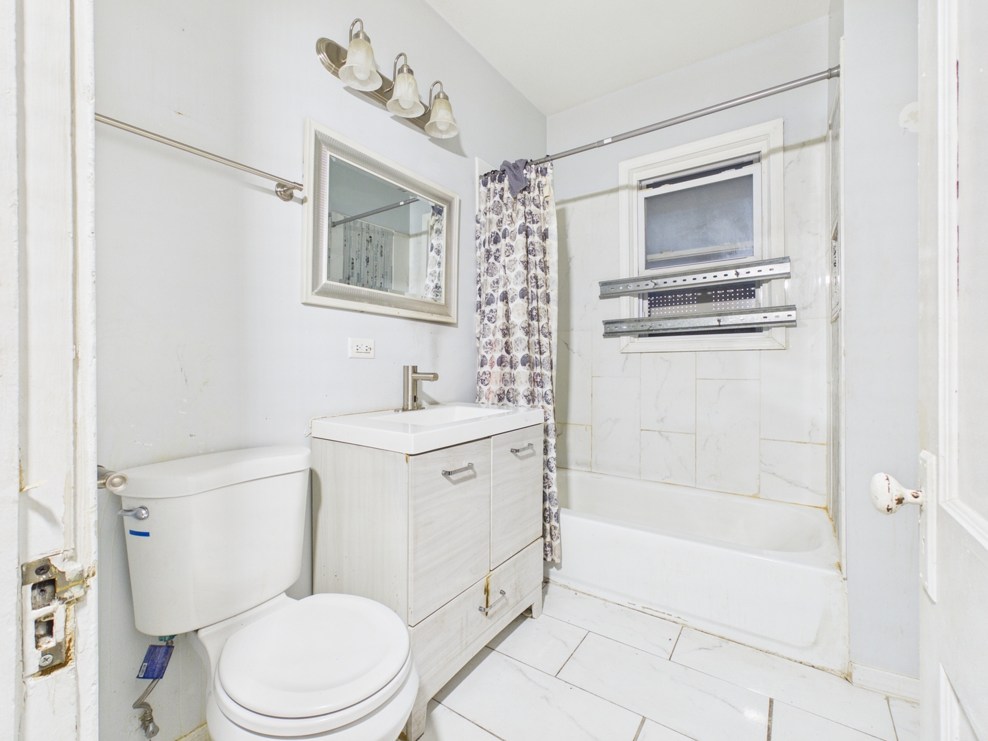 7826 S Paxton Avenue Property Photo 9