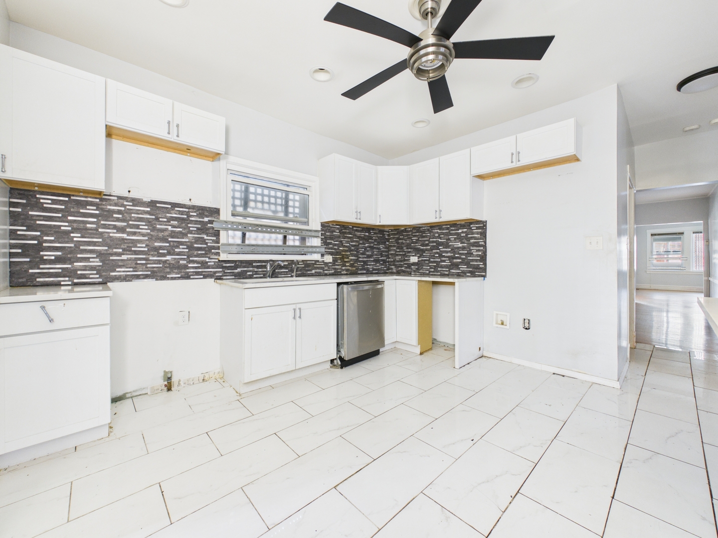 7826 S Paxton Avenue Property Photo 11