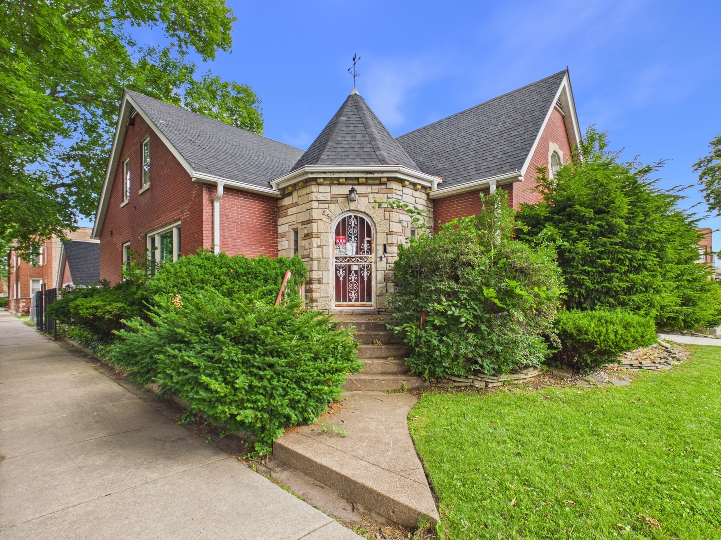 8156 S Paxton Avenue Property Photo 1