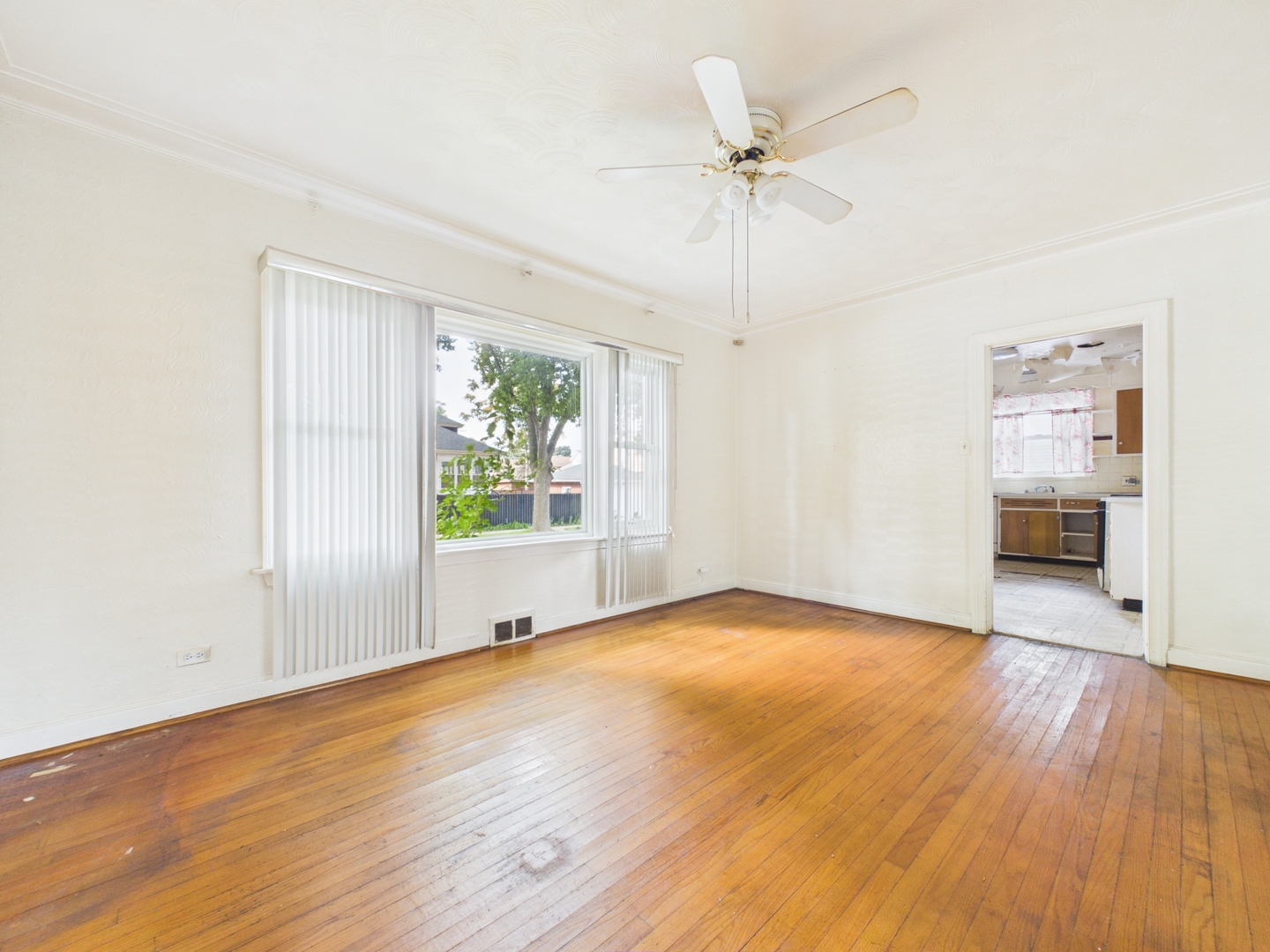 8156 S Paxton Avenue Property Photo 5