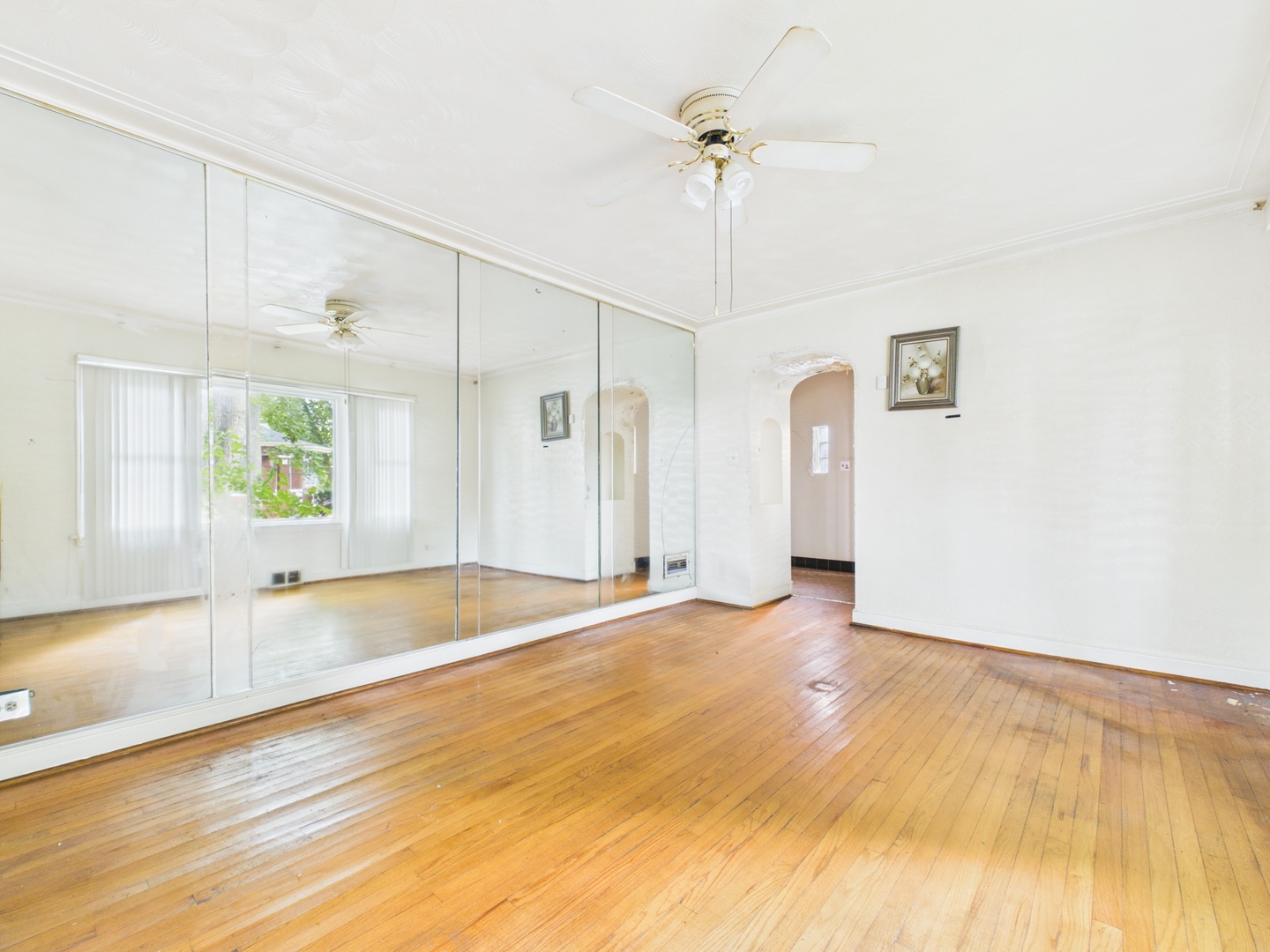 8156 S Paxton Avenue Property Photo 6