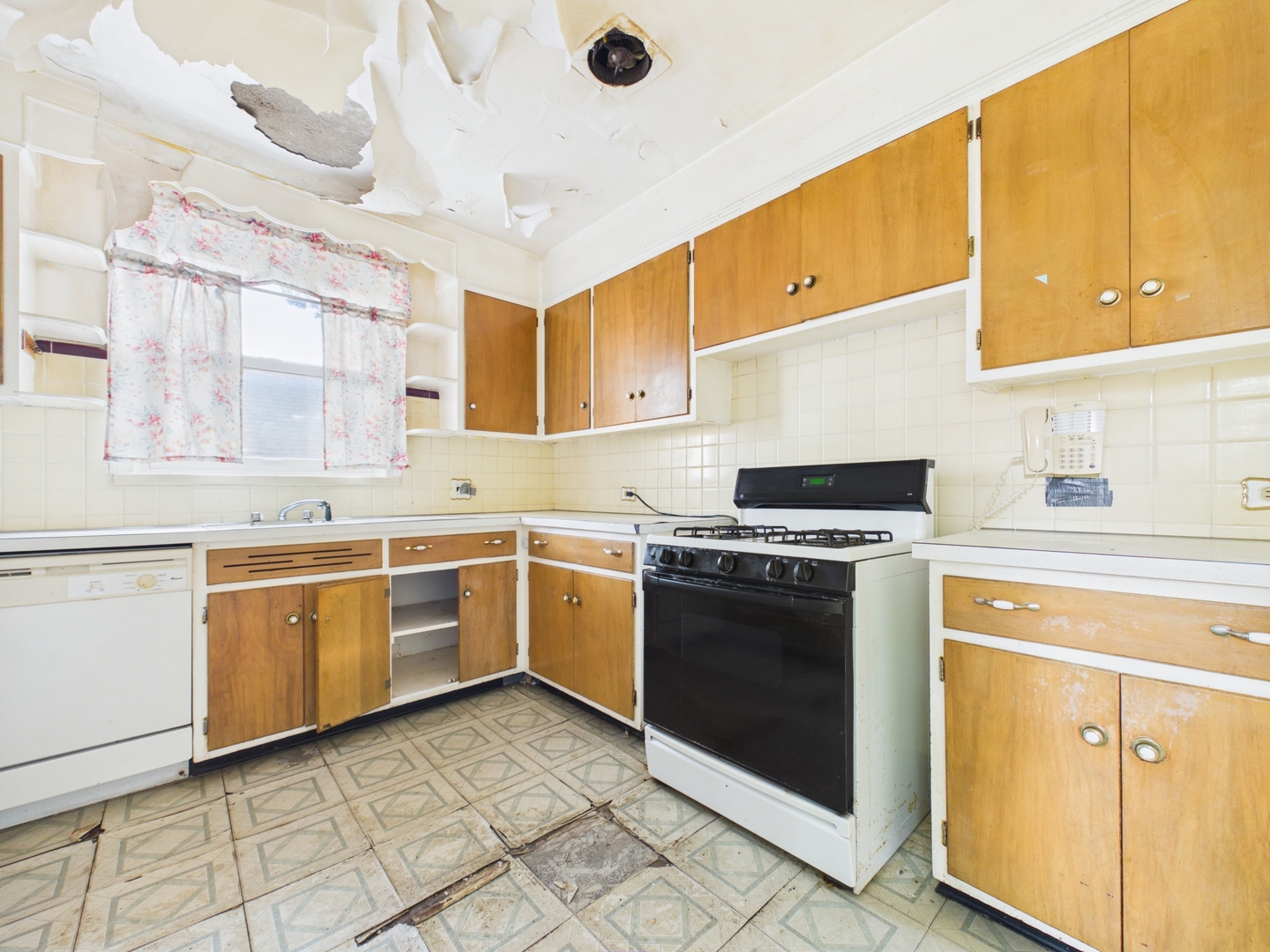 8156 S Paxton Avenue Property Photo 10