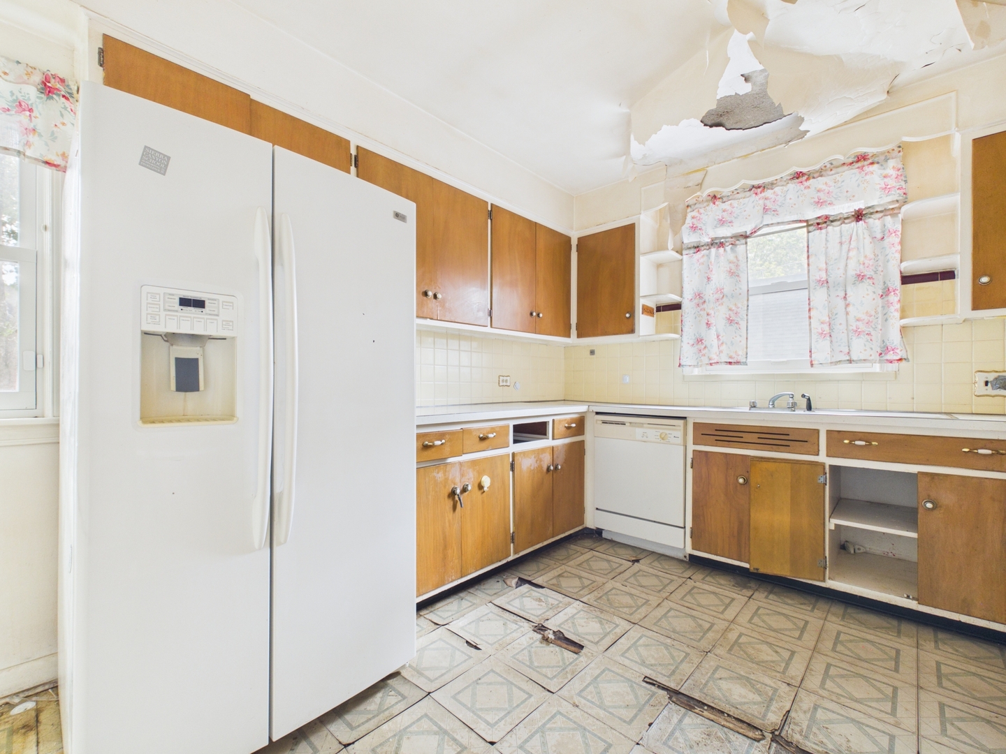 8156 S Paxton Avenue Property Photo 11
