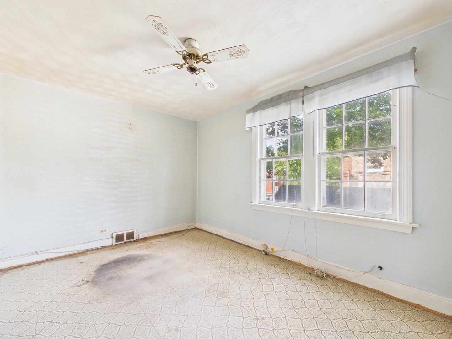 8156 S Paxton Avenue Property Photo 12