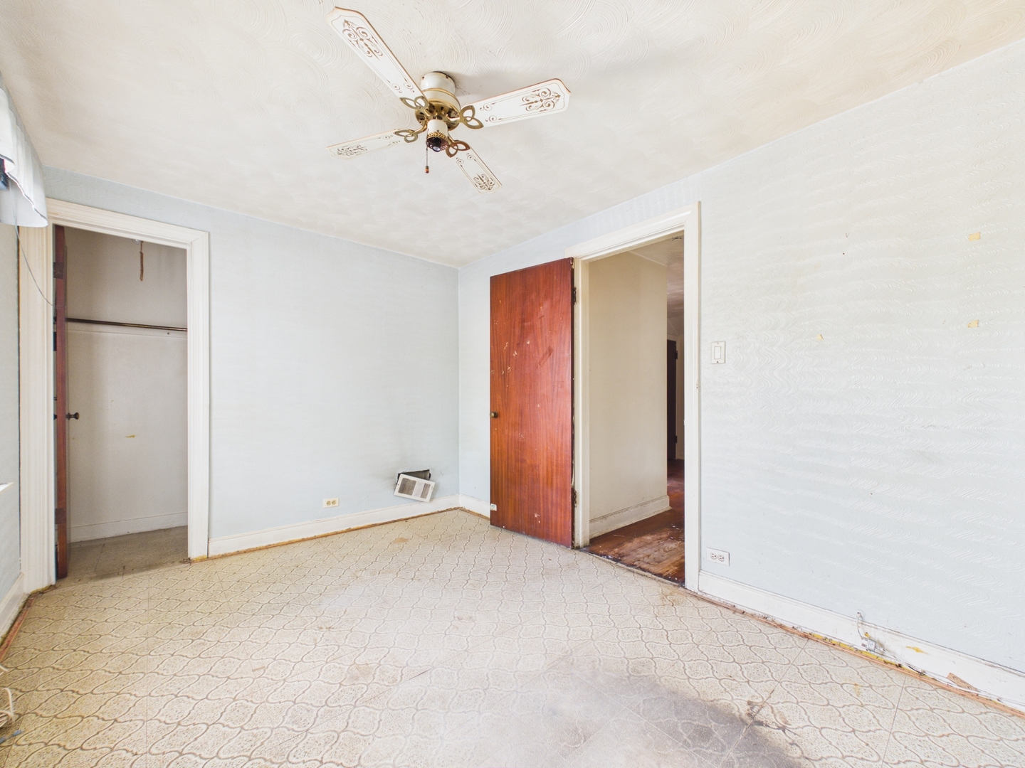 8156 S Paxton Avenue Property Photo 13