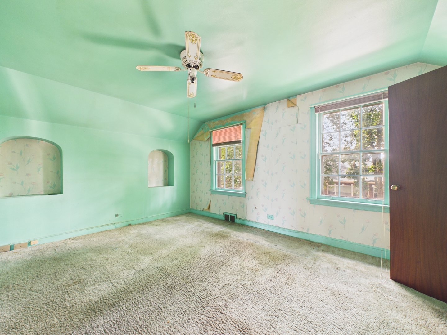 8156 S Paxton Avenue Property Photo 14