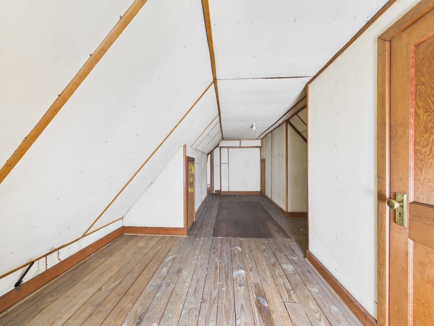 8156 S Paxton Avenue Property Photo 20