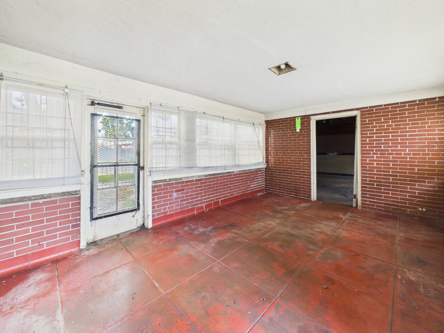 8156 S Paxton Avenue Property Photo 21