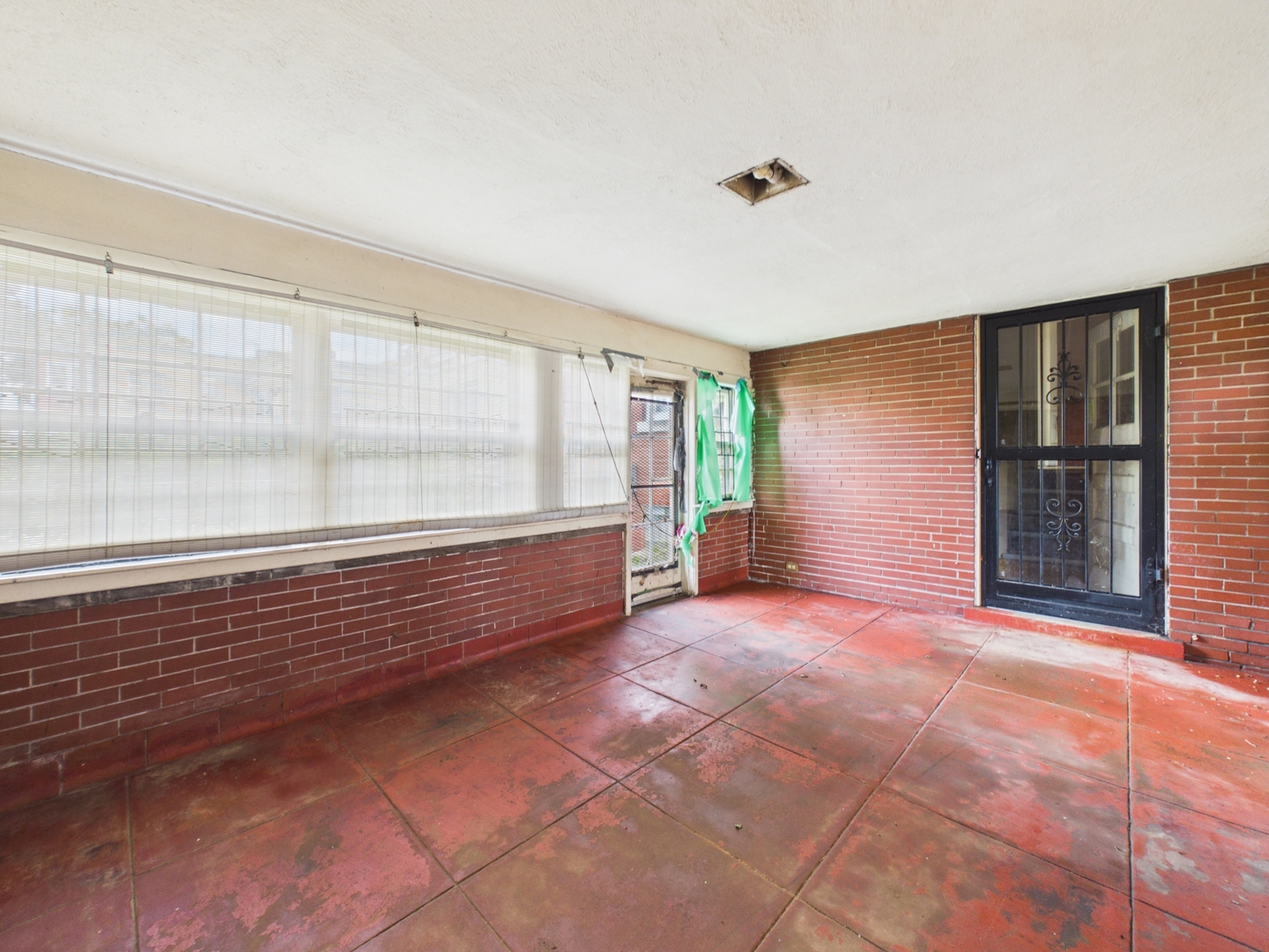 8156 S Paxton Avenue Property Photo 22