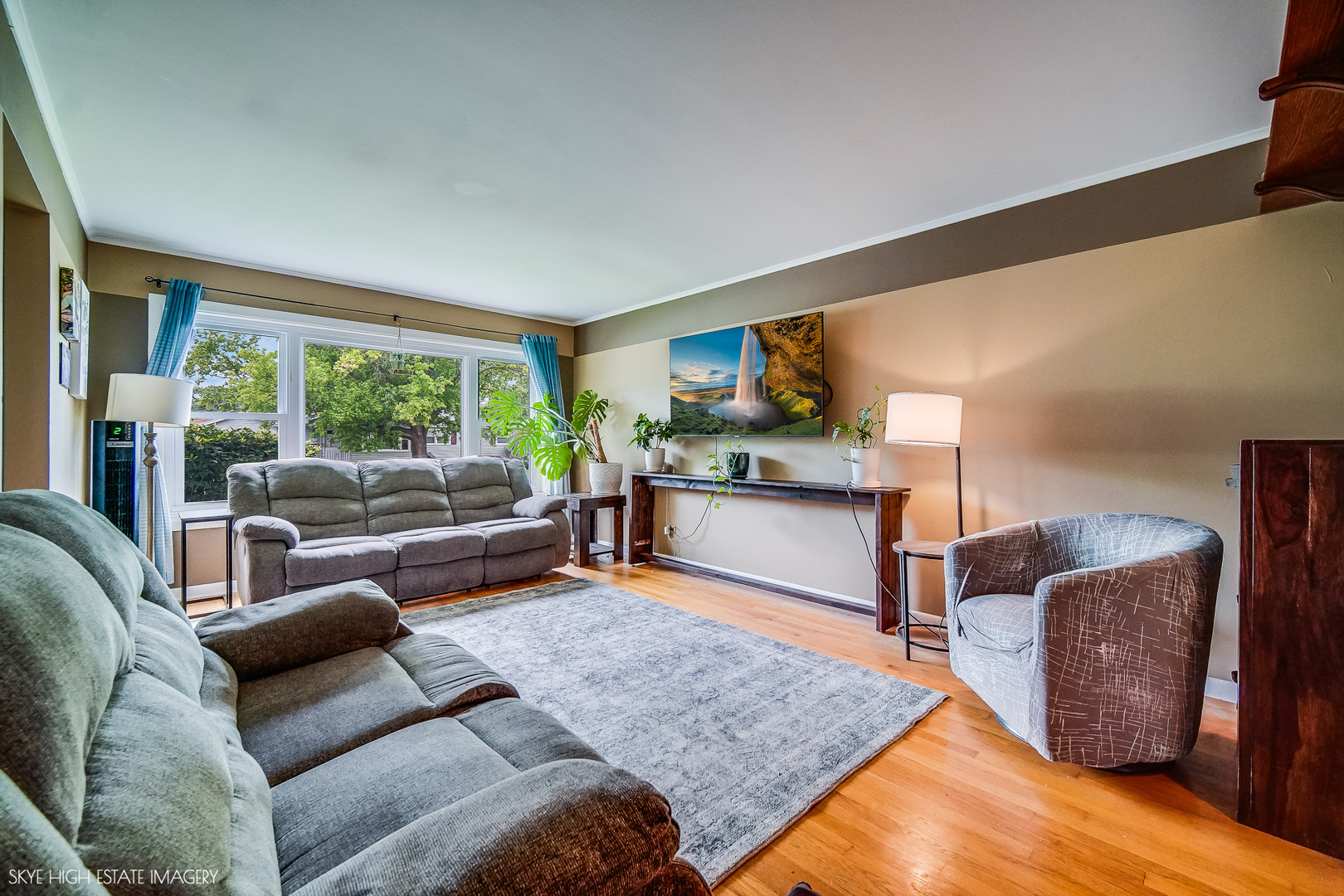 514 E 164th Place Property Photo 3