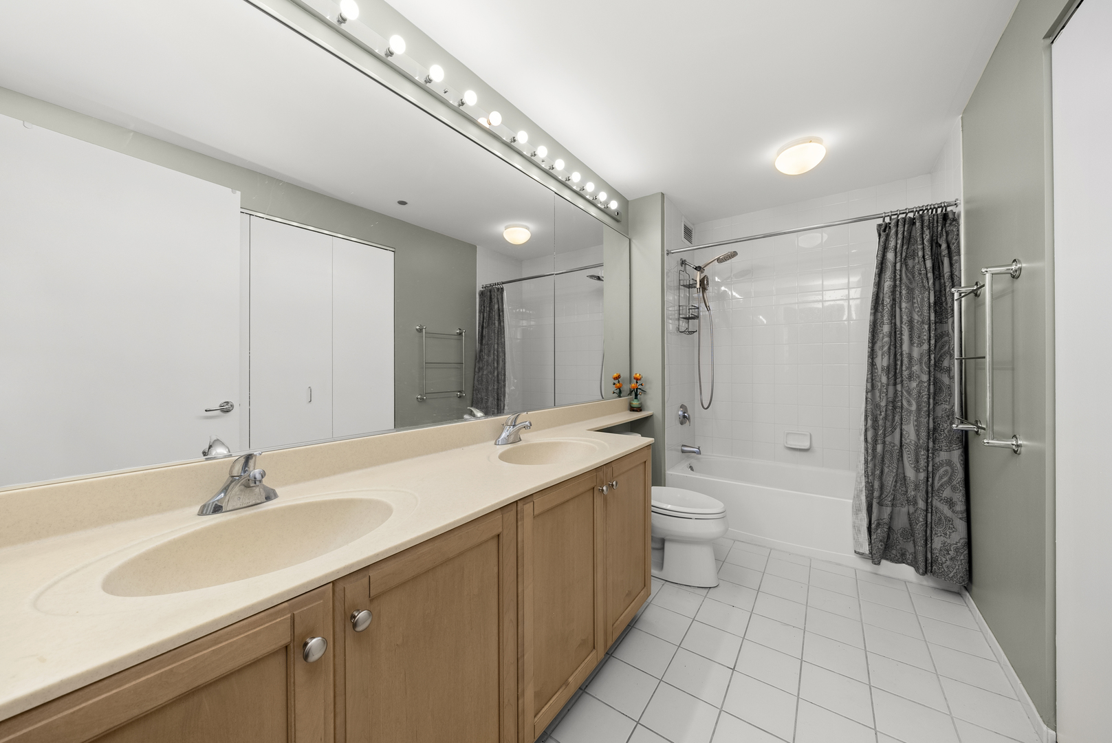 400 N La Salle Drive 2002 Property Photo 10