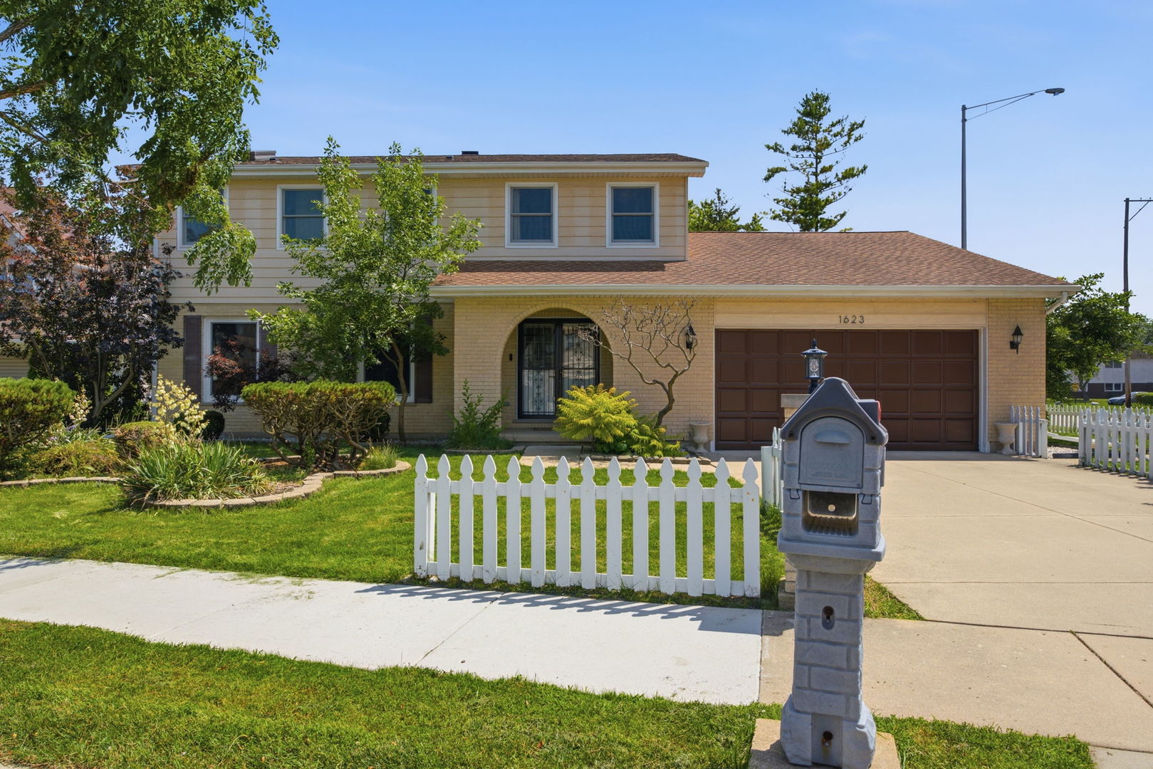 1623 W Bray Court Property Photo 1