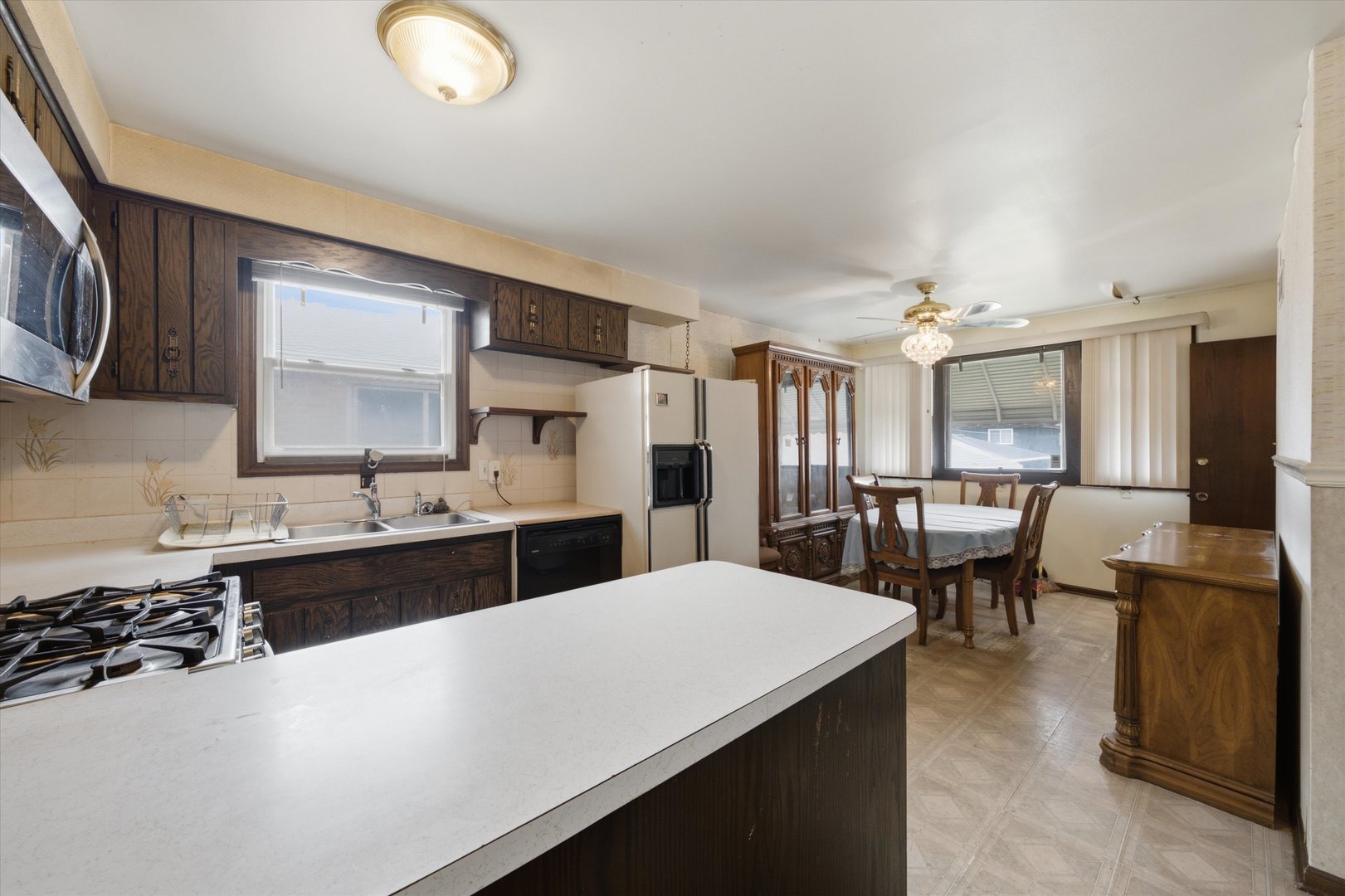 280 Prairie Avenue Property Photo 2