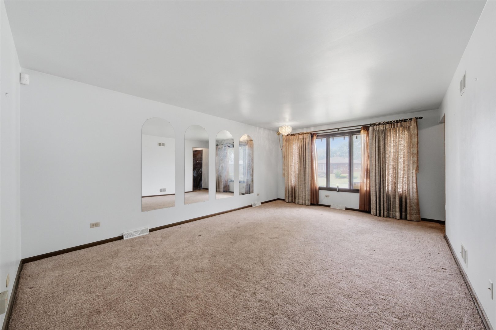 280 Prairie Avenue Property Photo 6