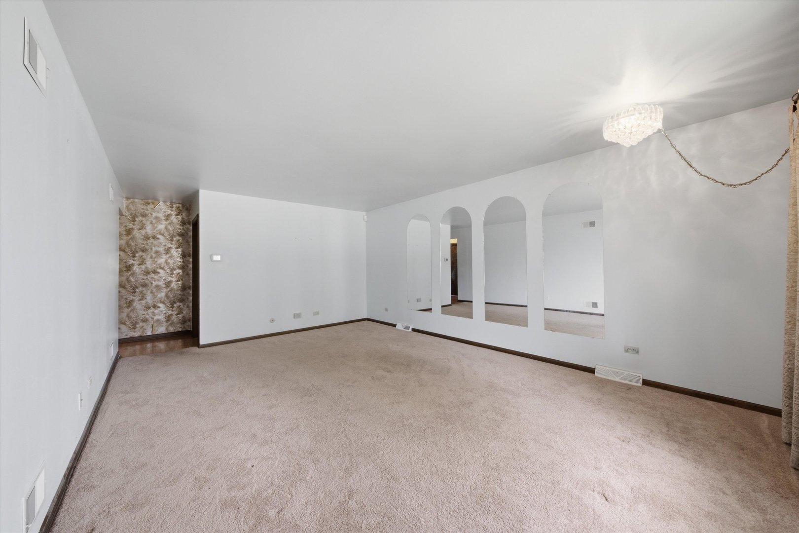 280 Prairie Avenue Property Photo 7
