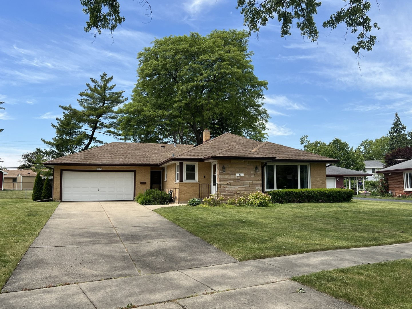 1431 E Emmerson Lane Property Photo 1