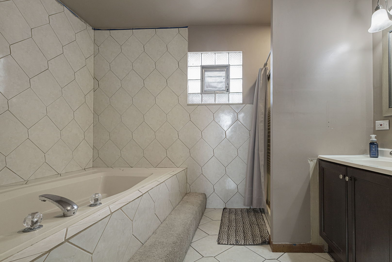 5733 Woodgate Drive Property Photo 12