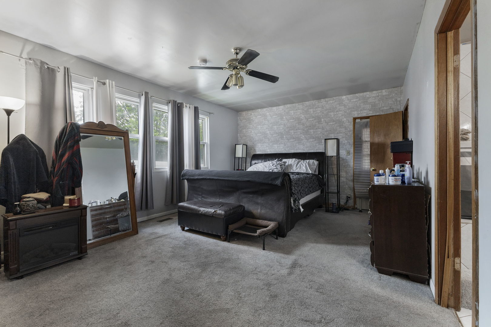 5733 Woodgate Drive Property Photo 13