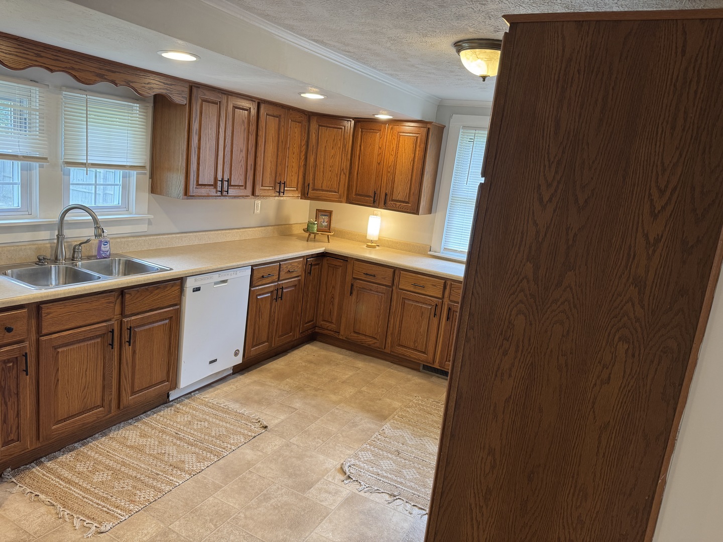 1206 S Commercial Street Property Photo 9