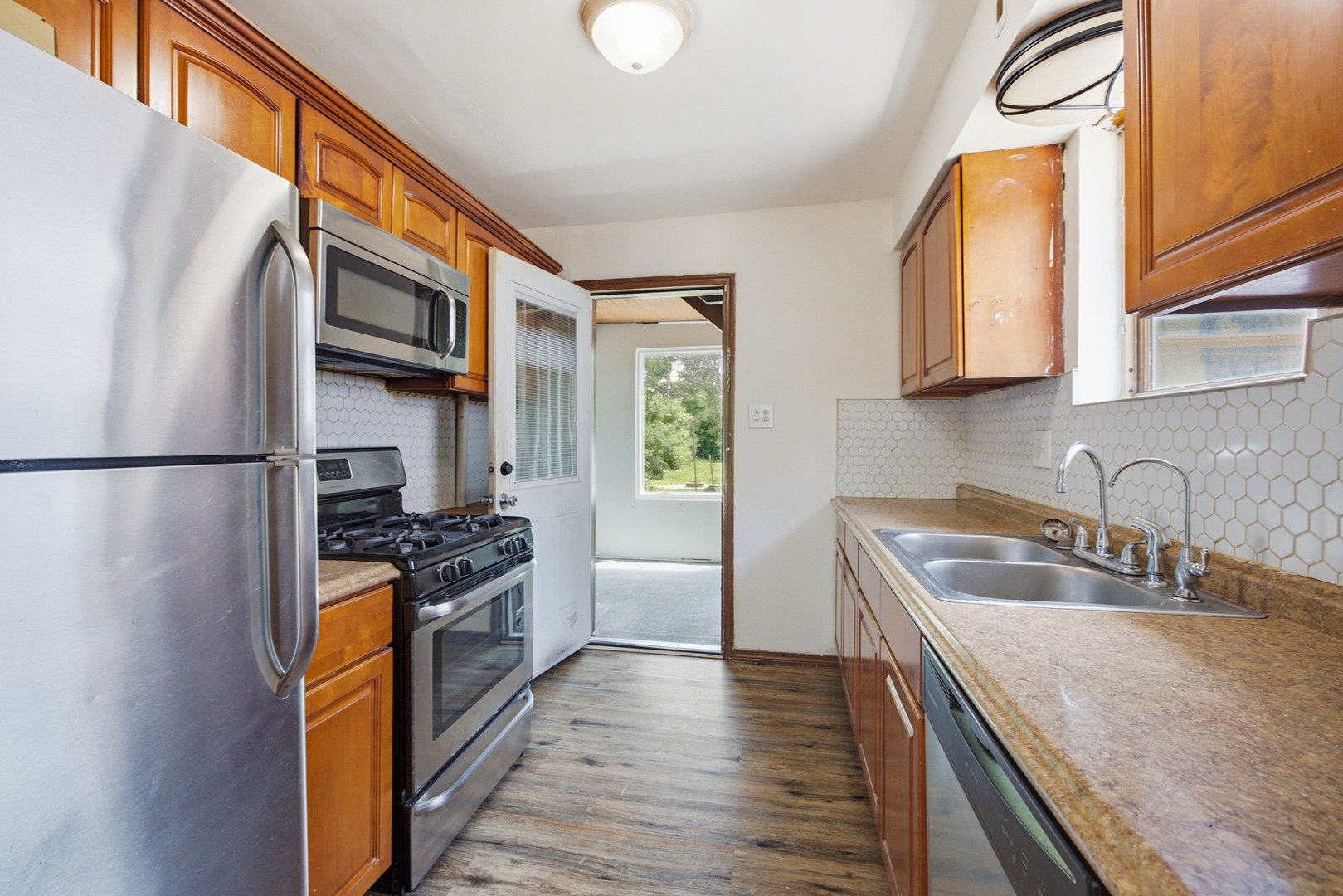 1375 Whitcomb Avenue Property Photo 6