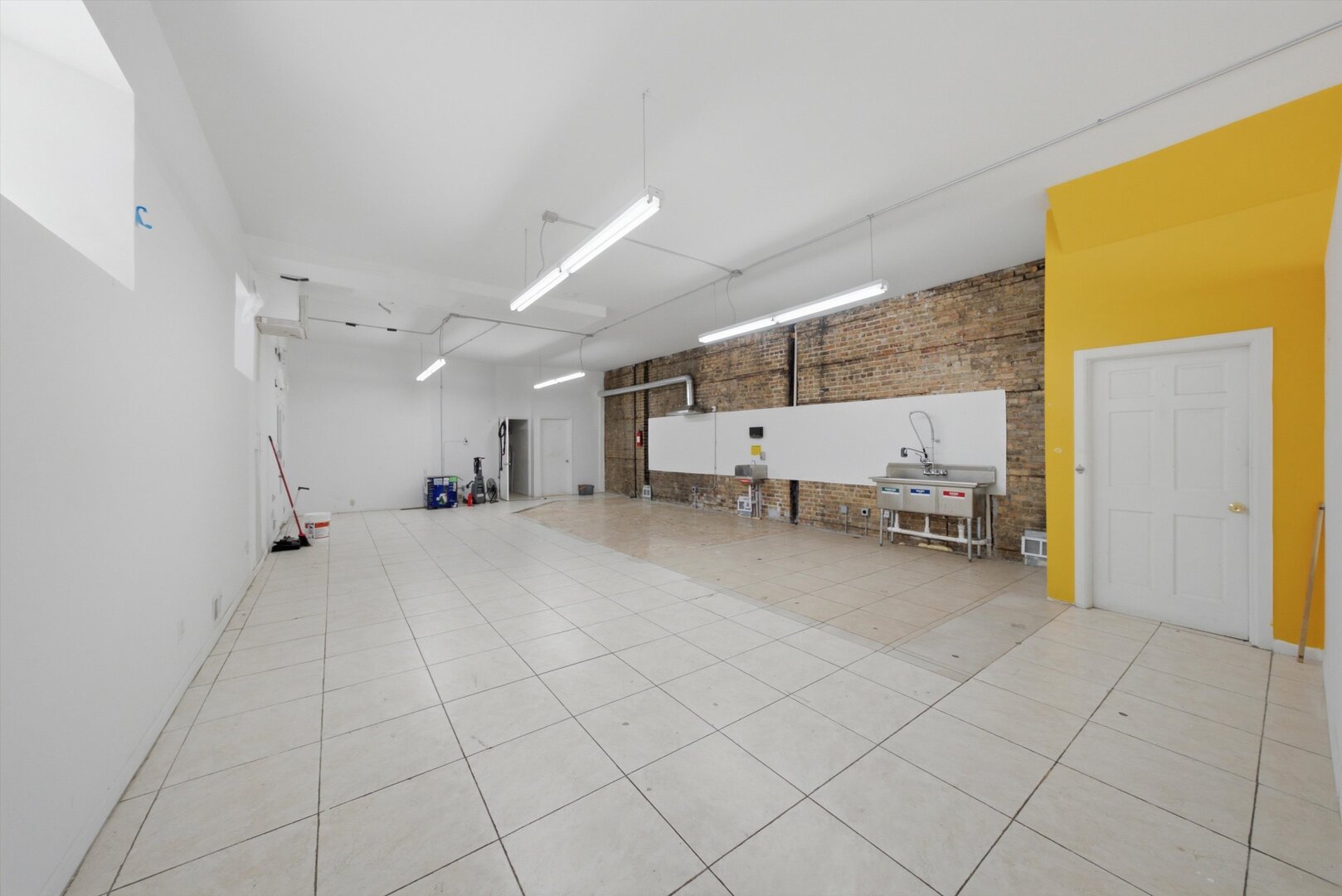 3901 W Fullerton Avenue Property Photo 9