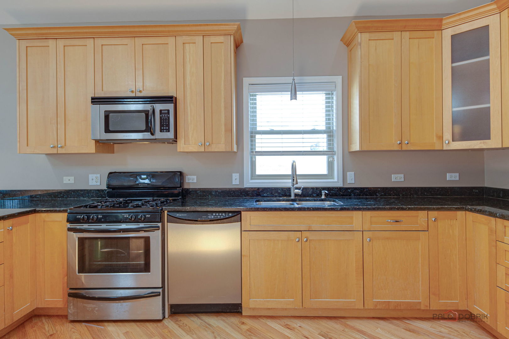 2540 Hessing Street Property Photo 5