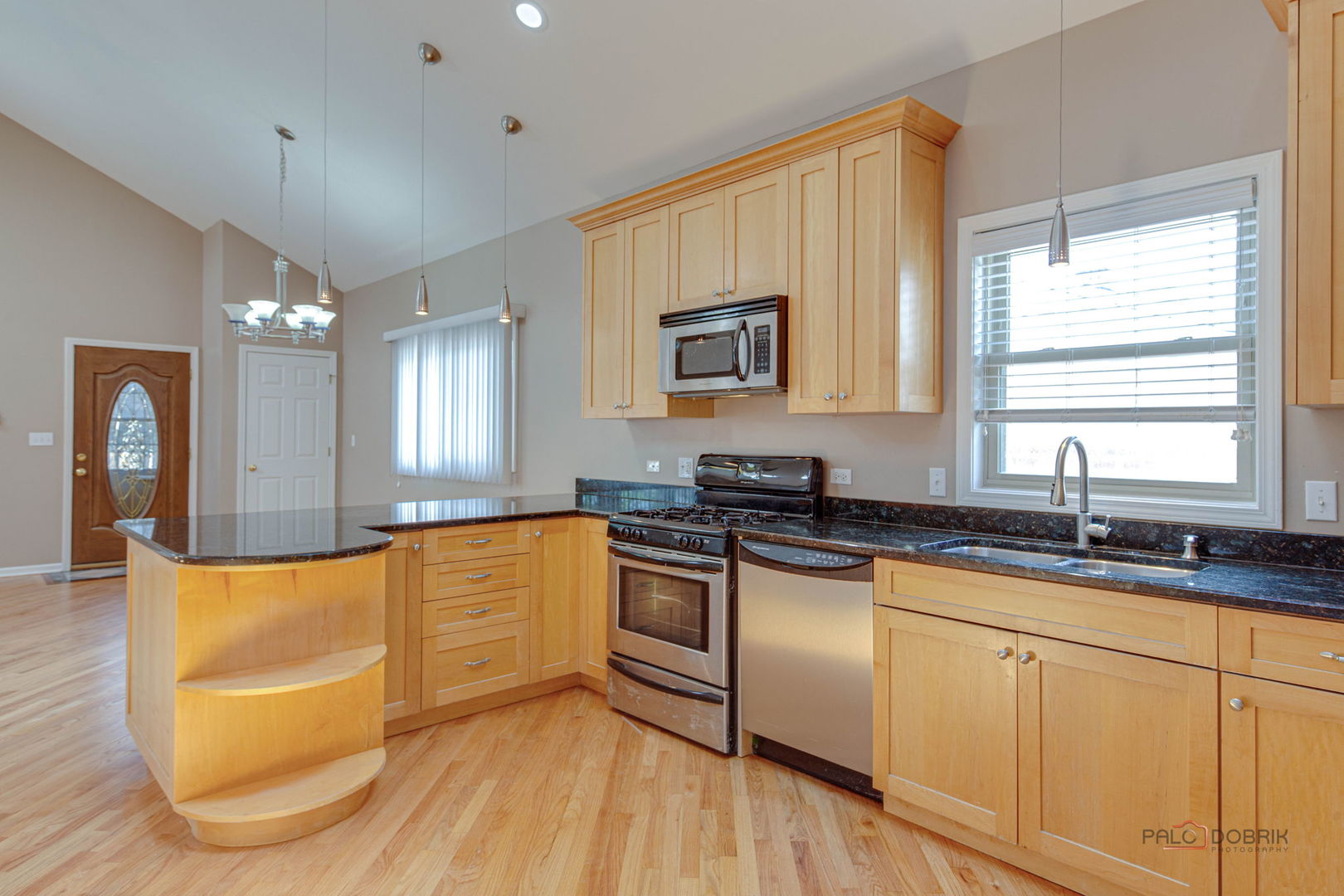 2540 Hessing Street Property Photo 7