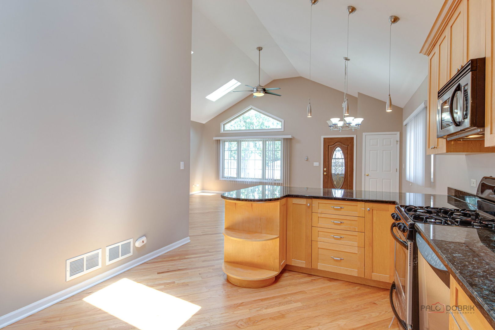 2540 Hessing Street Property Photo 8