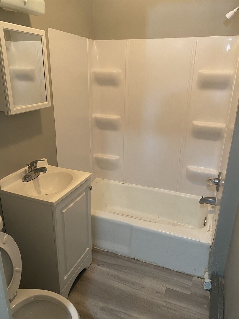 209 E 10th Street 3 Property Photo 6