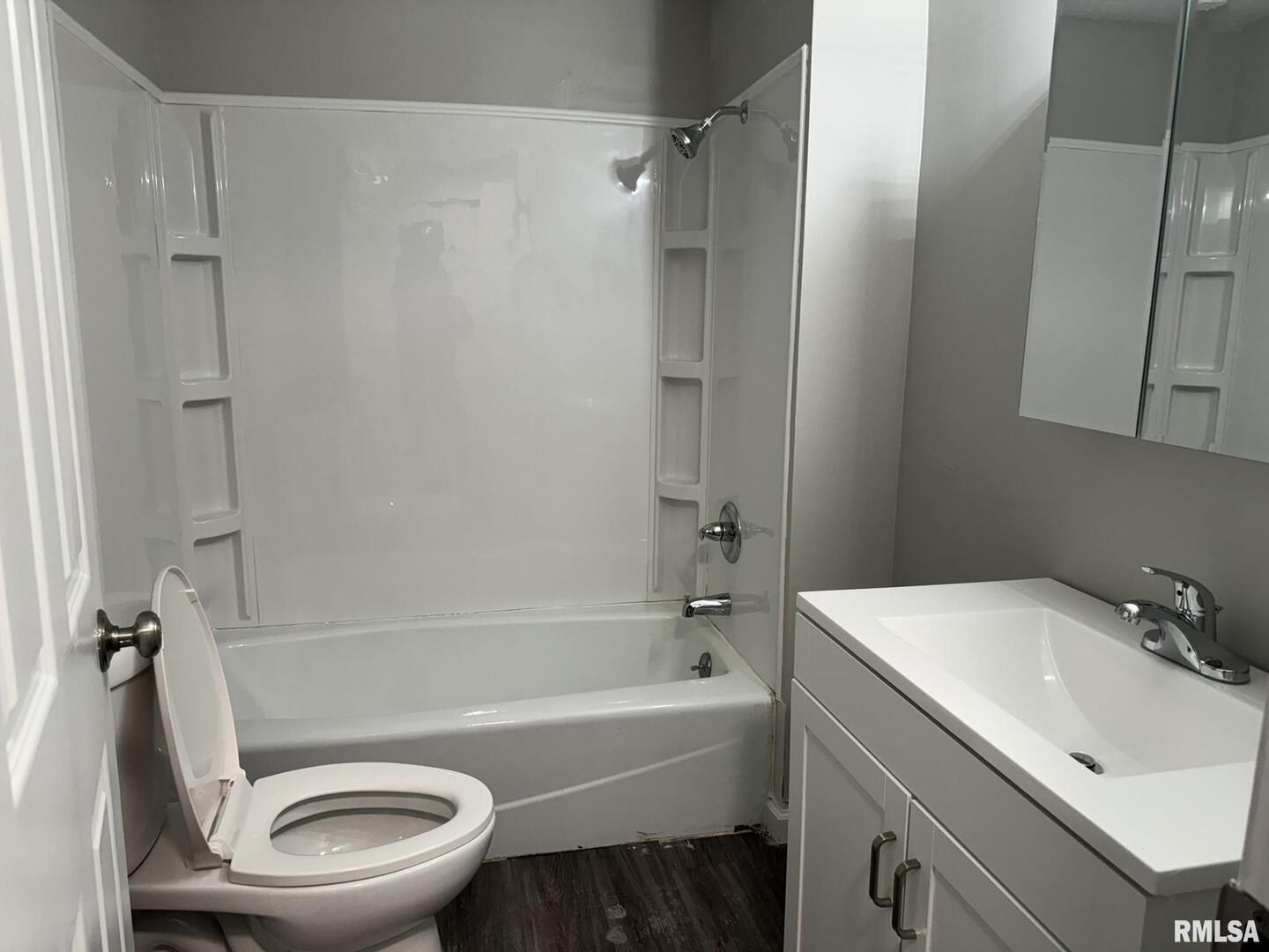 209 E 10th Street 5 Property Photo 9